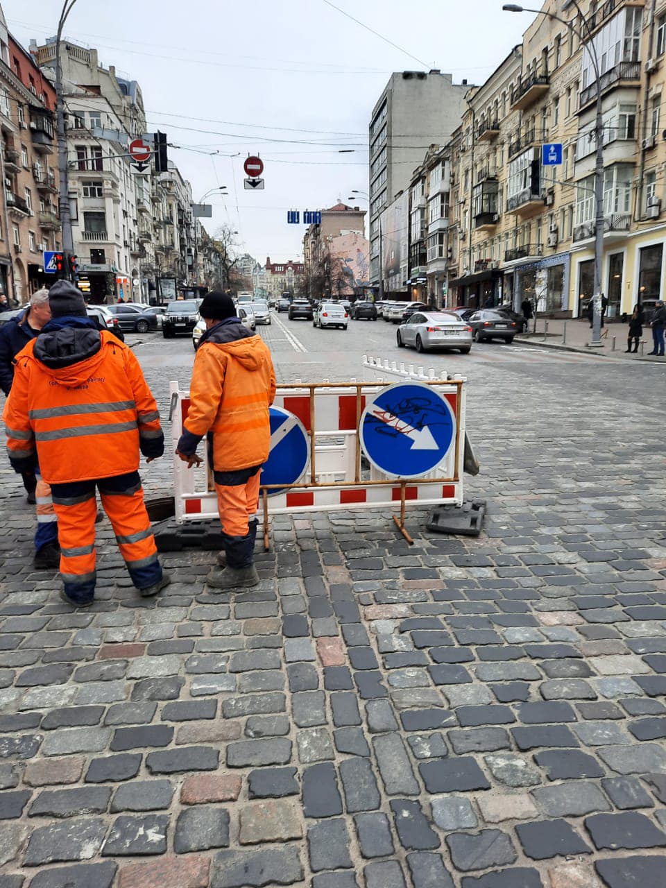 Из-за провала дороги на перекрестке в центре Киева ограничили движение