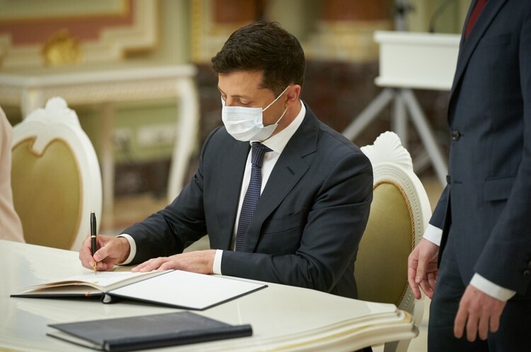 Президент Зеленский подписал закон, разрешающий во время карантина не проводить конкурсы на должности госслужбы