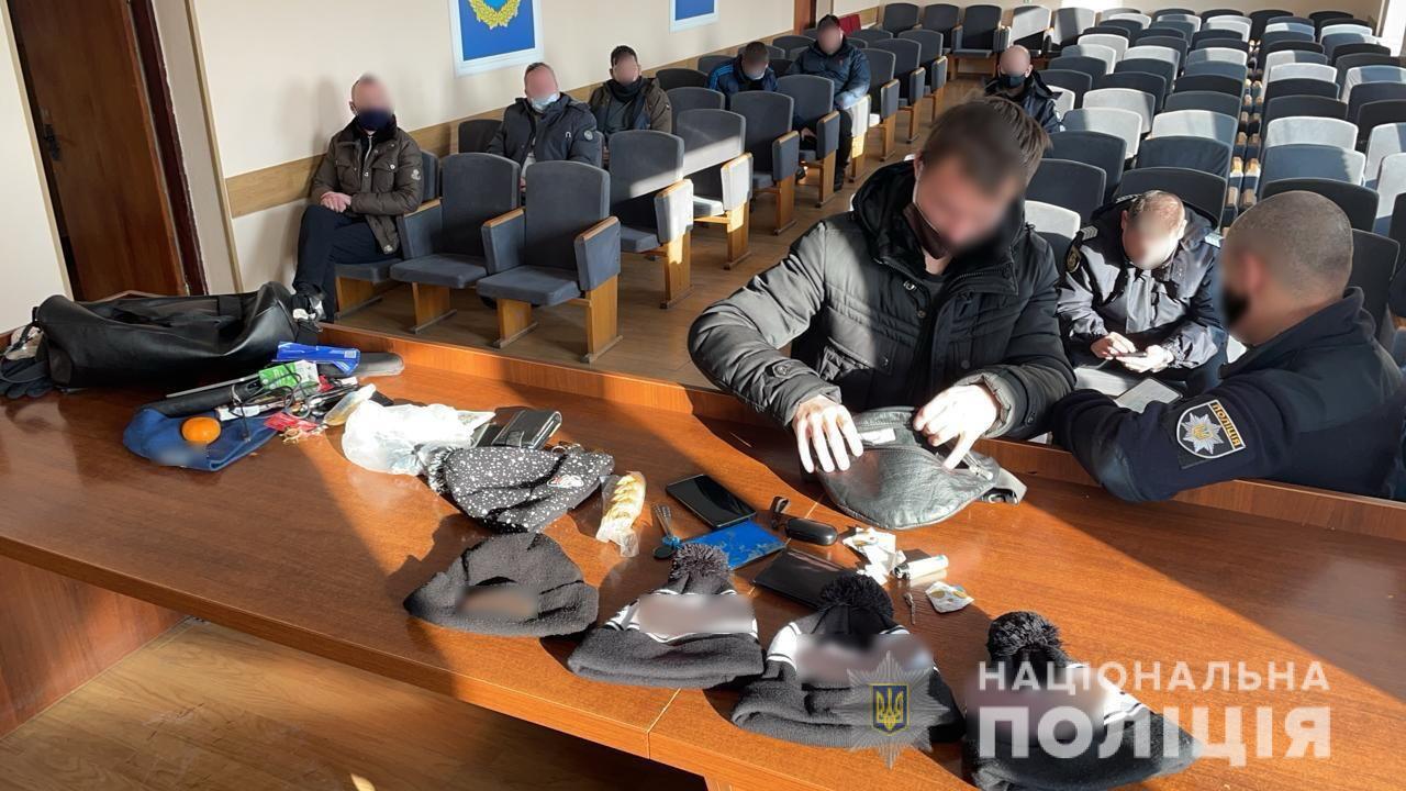 Полицейские задержали киевлян, которые приехали в Бровары для участия в избирательных “каруселях” (фото)