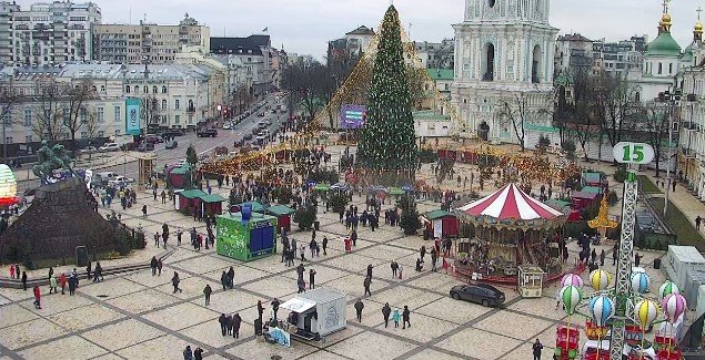 На Софиевской площади начался демонтаж главной елки страны (видео)