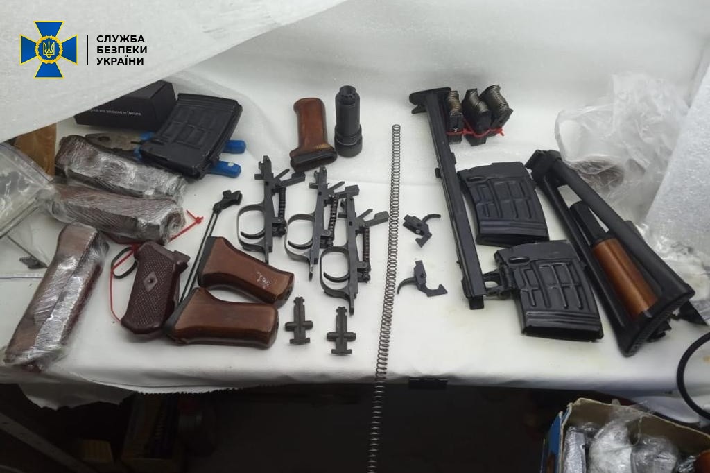 СБУ отчиталась о задержании семейной пары киевлян, продававших за границу комплектующие к оружию