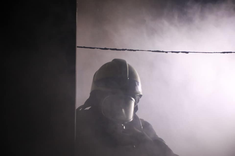 Из-за дыма от пожара из студенческого общежития пединститута им. Драгоманова эвакуировали 50 человек