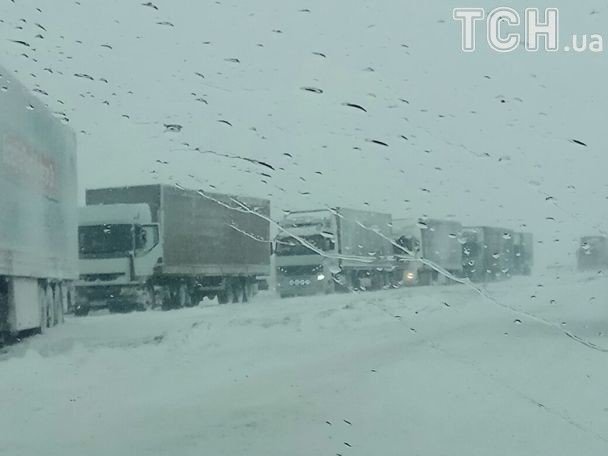 Из-за ожидающегося снегопада власти Киева решили 8-9 февраля ограничить въезд в город крупногабаритного транспорта