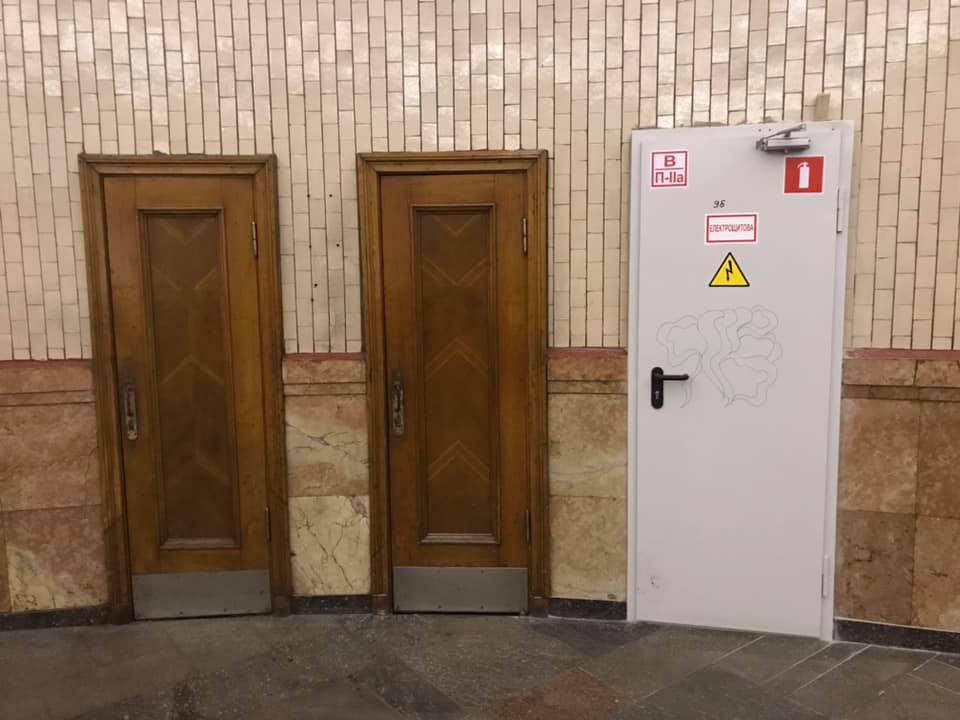 Киевская подземка меняет оригинальные деревянные двери в техпомещения на серые металлические (фото)