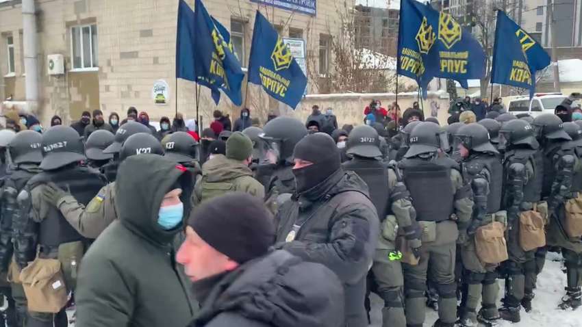 “Нацкорпус” заявил о блокировании “титушек” в центре Киева, которые готовили провокации из-за закрытия каналов Медведчука (фото, видео)
