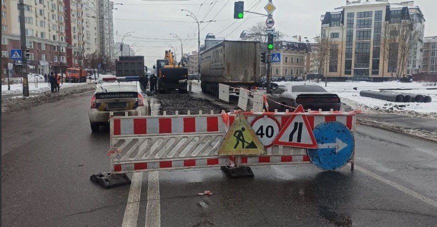 Из-за коммунальных работ движение по улице Максимовича ограничено, - патрульная полиция