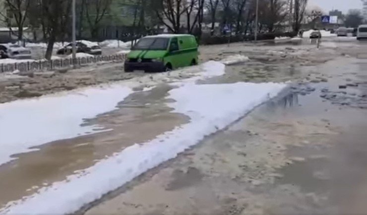 В Киеве из-за порыва водовода ограничено движение трамваев и автомобилей на улицах Хоткевича и Попудренко (видео)