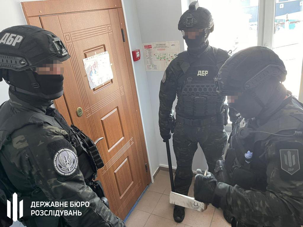 ГБР провело в Киеве обыски у подозреваемых в закупке для армии некачественных аппаратов ИВЛ
