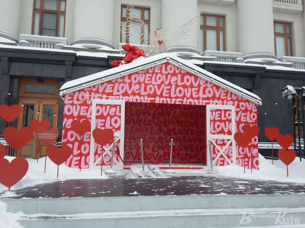 Бывшую резиденцию Святого Николая на Банковой к 14 февраля украсили сердечками (фото)