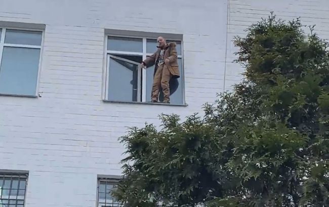 Задержанный под офисом телеканала “НАШ” активист угрожал прыгнуть из окна, полиция пошла на сделку (видео)