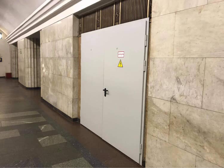 Киевляне возмущены заменой деревянных дверей на металлические на станциях метро со статусом памятника архитектуры