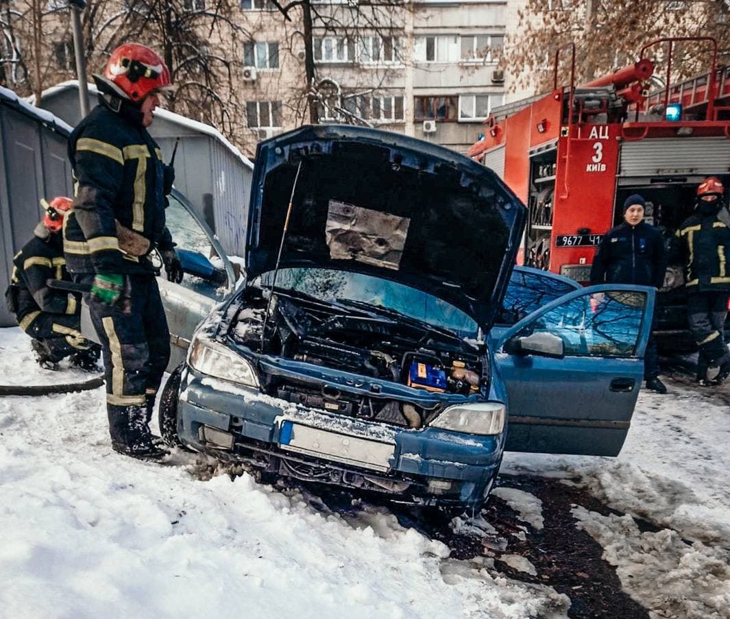 За вчерашние сутки столичные спасатели дважды ликвидировали автомобильные пожары