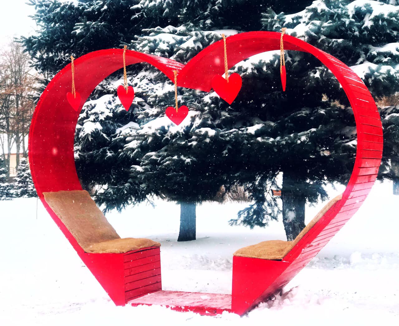 Коммунальщики установили к Дню святого Валентина скамью в виде сердца в столичном парке “Отрадный” (фото)