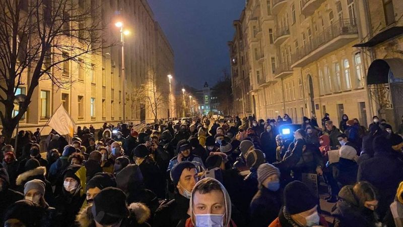 Под Офисом президента на акции в поддержку Стерненко произошли столкновения протестующих с правоохранителями (фото, видео)