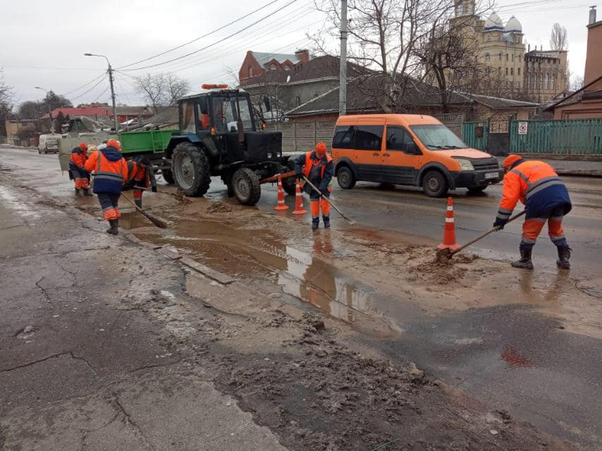 В Киеве из-за прорыва водопровода ограничили движение по улице Белицкой (фото)