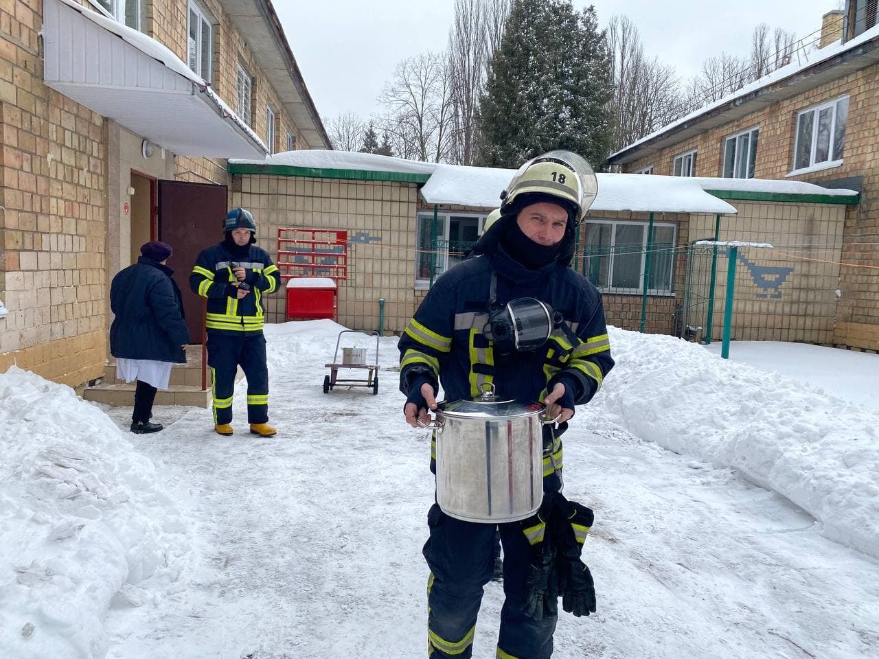 В Киеве произошел пожар в детском саду, 124 ребенка эвакуировали спасатели (фото)