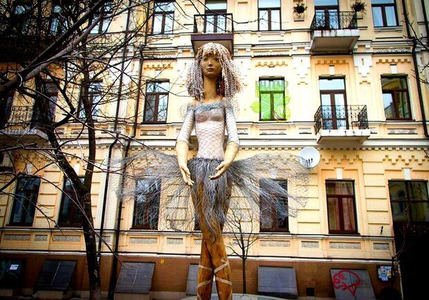 В центре Киева вандалы разбили деревянную скульптуру “Балерина” (фото)