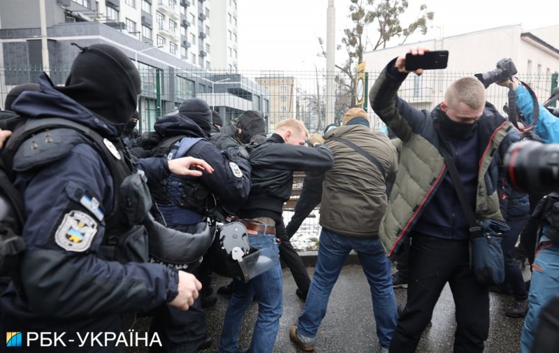 Под офисом телеканала “НАШ” произошла потасовка протестующих с полицией (фото, видео)