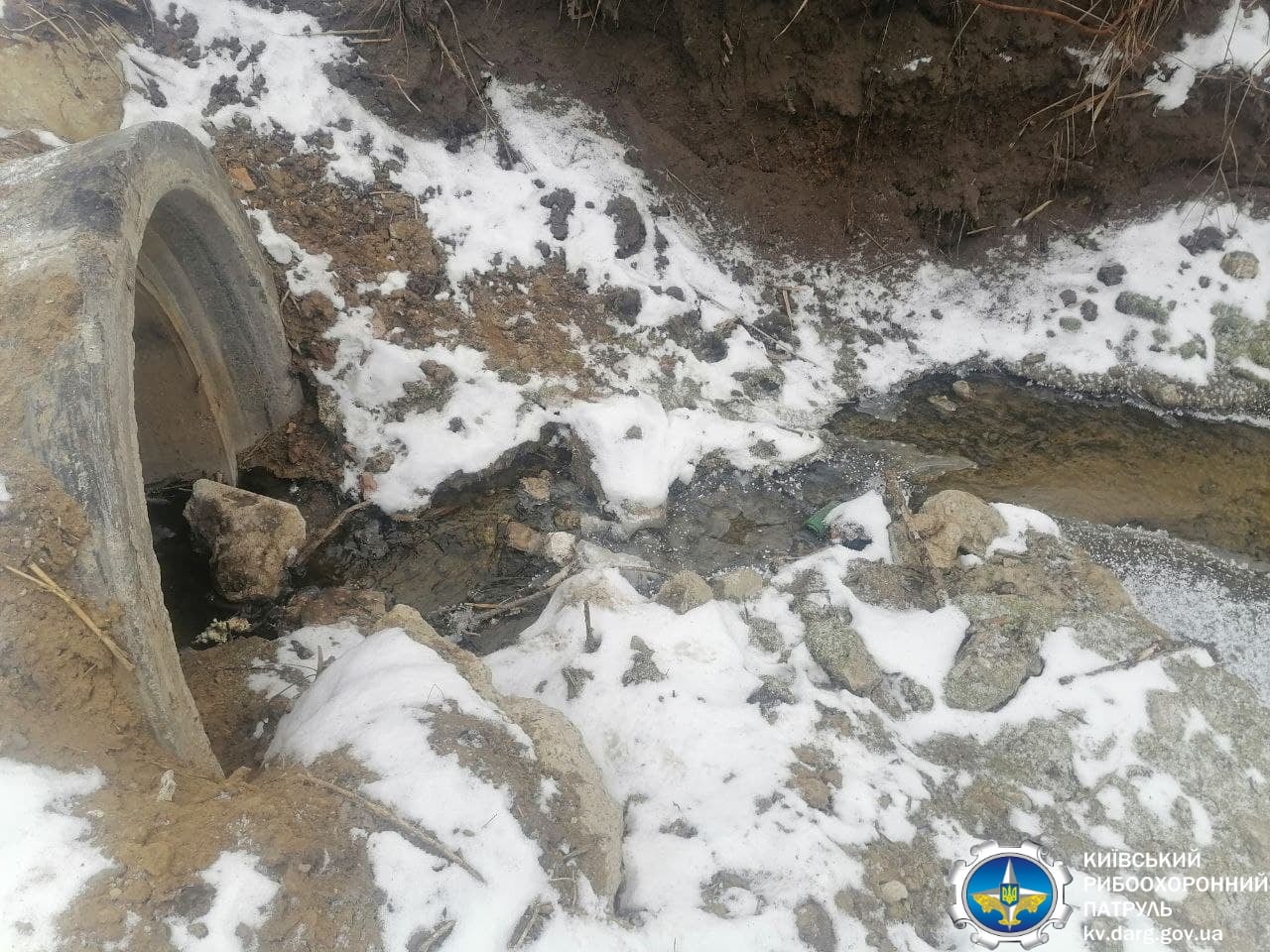 Киевский рыбоохранный патруль обнаружил спускной коллектор на реке Ирпень (фото)