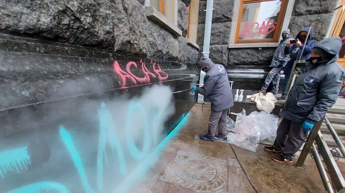 Фасад Офиса президента будут отмывать от граффити сторонников Стерненко четыре дня (видео)