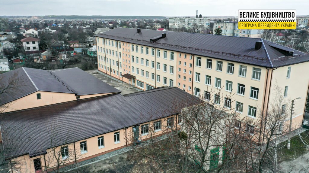 В рамках програми “Велике будівництво” у Баришівці відремонтували гімназію (фото)