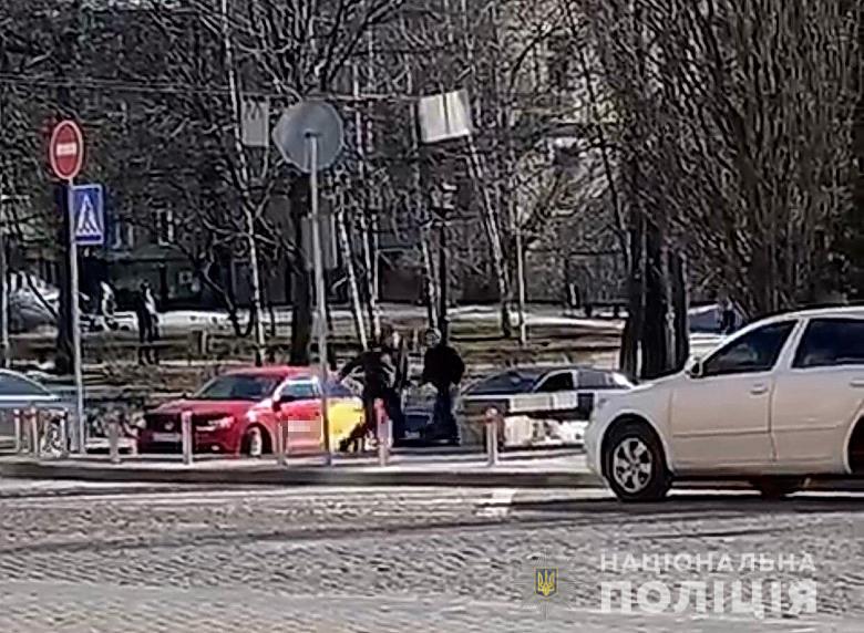 Во время дорожного конфликта в центре Киева водитель ударил ножом в живот своего оппонента