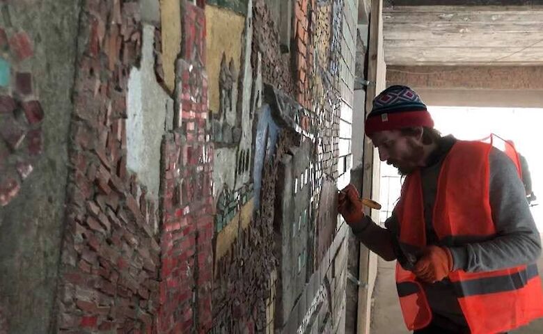 Специалисты восстанавливают мозаику на Центральном автовокзале Киева (фото, видео)