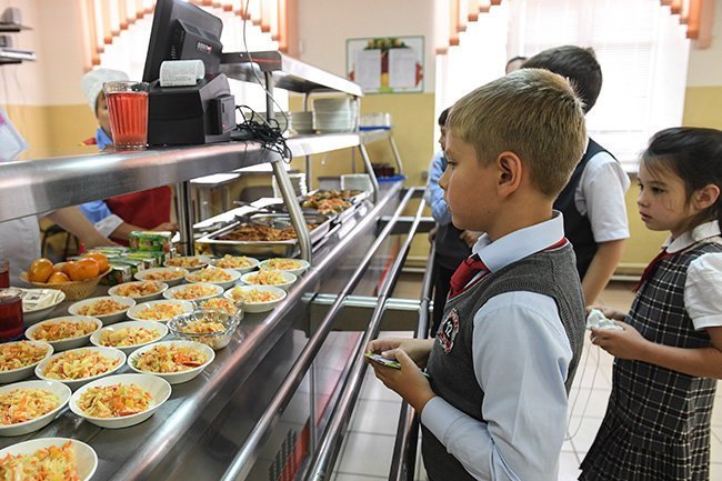 Кабмин утвердил новые нормы питания в школах и детсадах - чем можно будет кормить детей, а чем нельзя