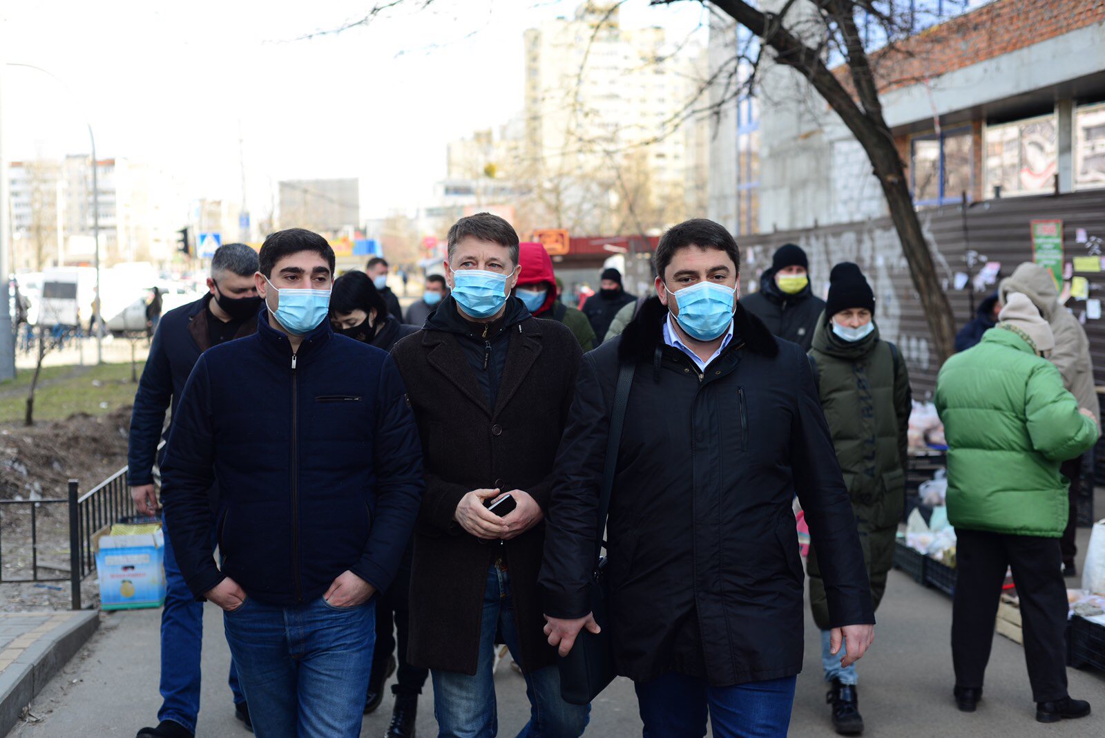 В Киеве наведут порядок со стихийной торговлей возле станции метро “Героев Днепра”