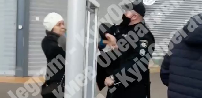 Ударивший посетительницу магазина в Киеве полицейский уволен (видео)