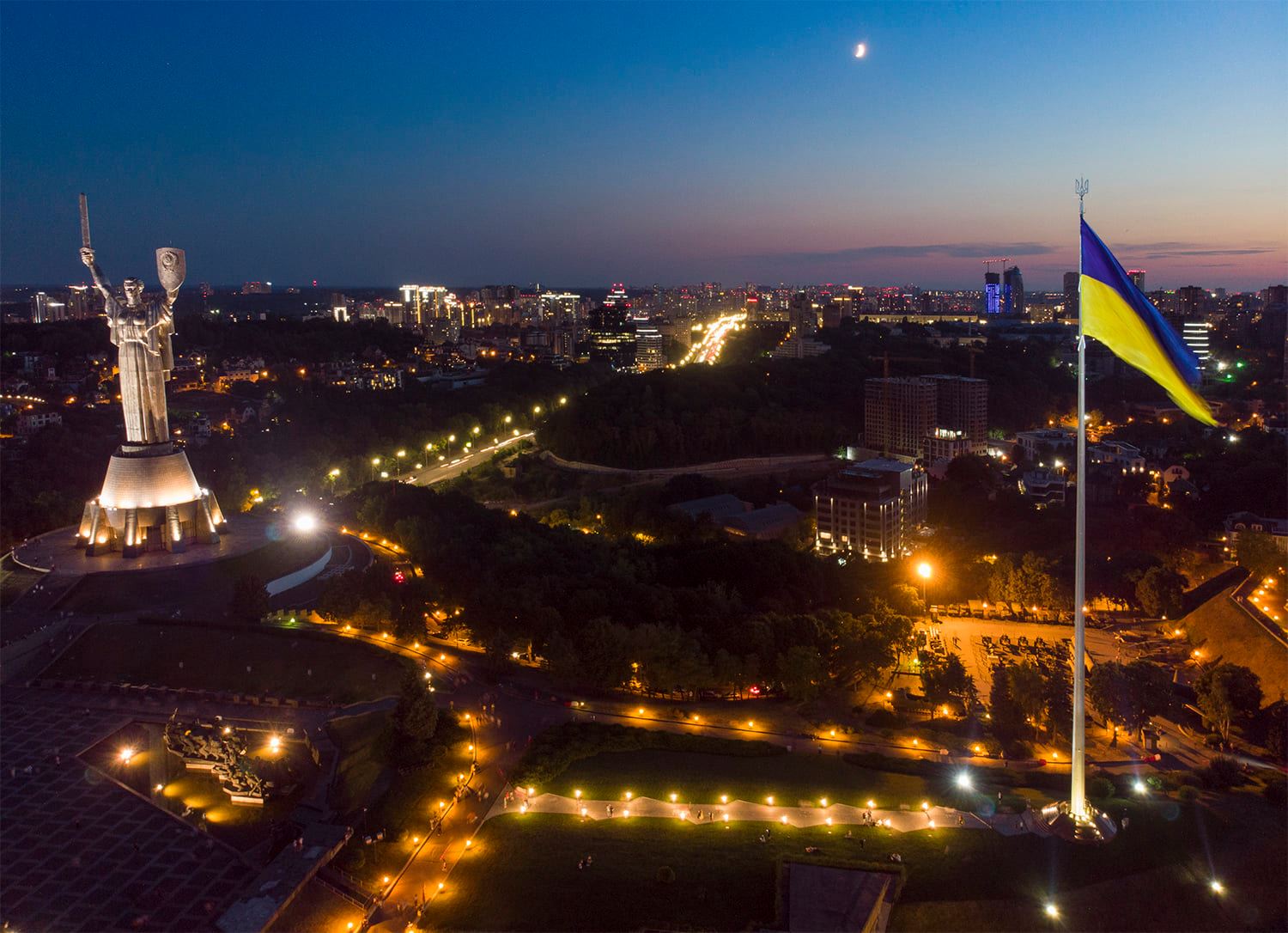 Из-за ветра в Киеве приспустили самый большой флаг Украины