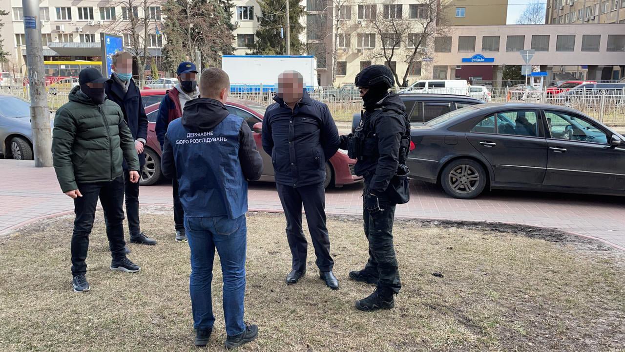 Столичные правоохранители задержали главного инспектора ГНС Киевской области при получении взятки в 423 тыс. гривен