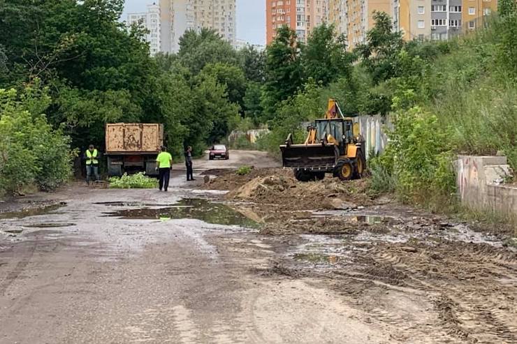 Главу Дарницкой РГА просят отремонтировать киевскую дорогу без названия