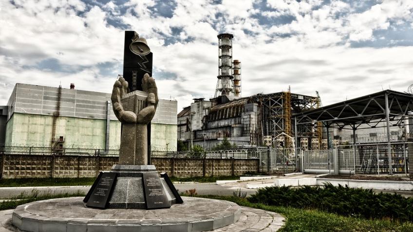 Украина в день 35-летия Чернобыльской катастрофы чтит память ликвидаторов последствий аварии
