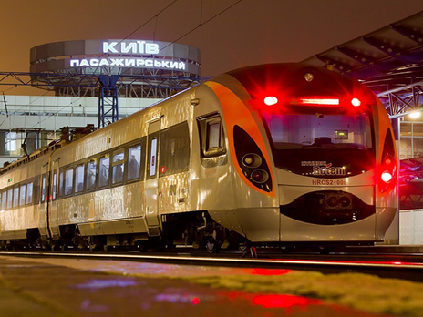 “Укрзализныця” запланировала более 10 дополнительных поездов на Пасху и майские праздники