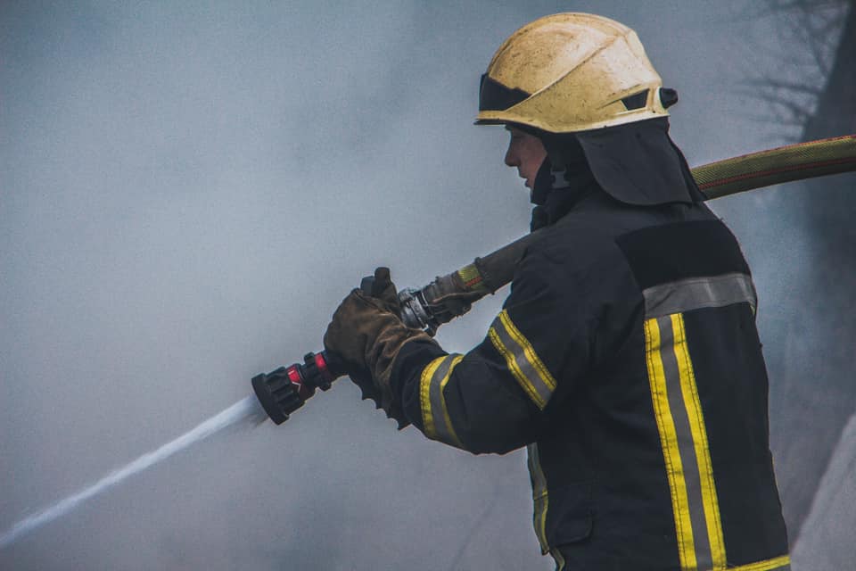 Спасатели около двух часов ликвидировали пожар на свалке в Дарницком районе Киева
