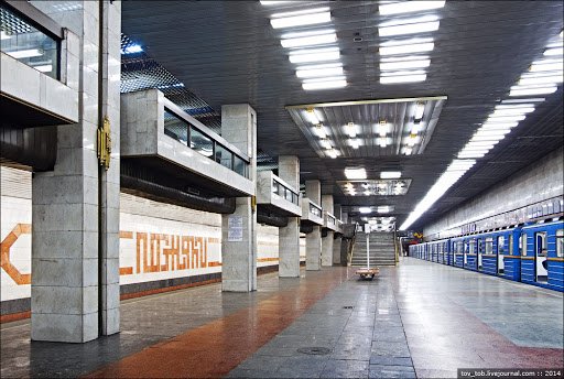 На станции столичного метрополитена “Позняки” устанавливают новые турникеты