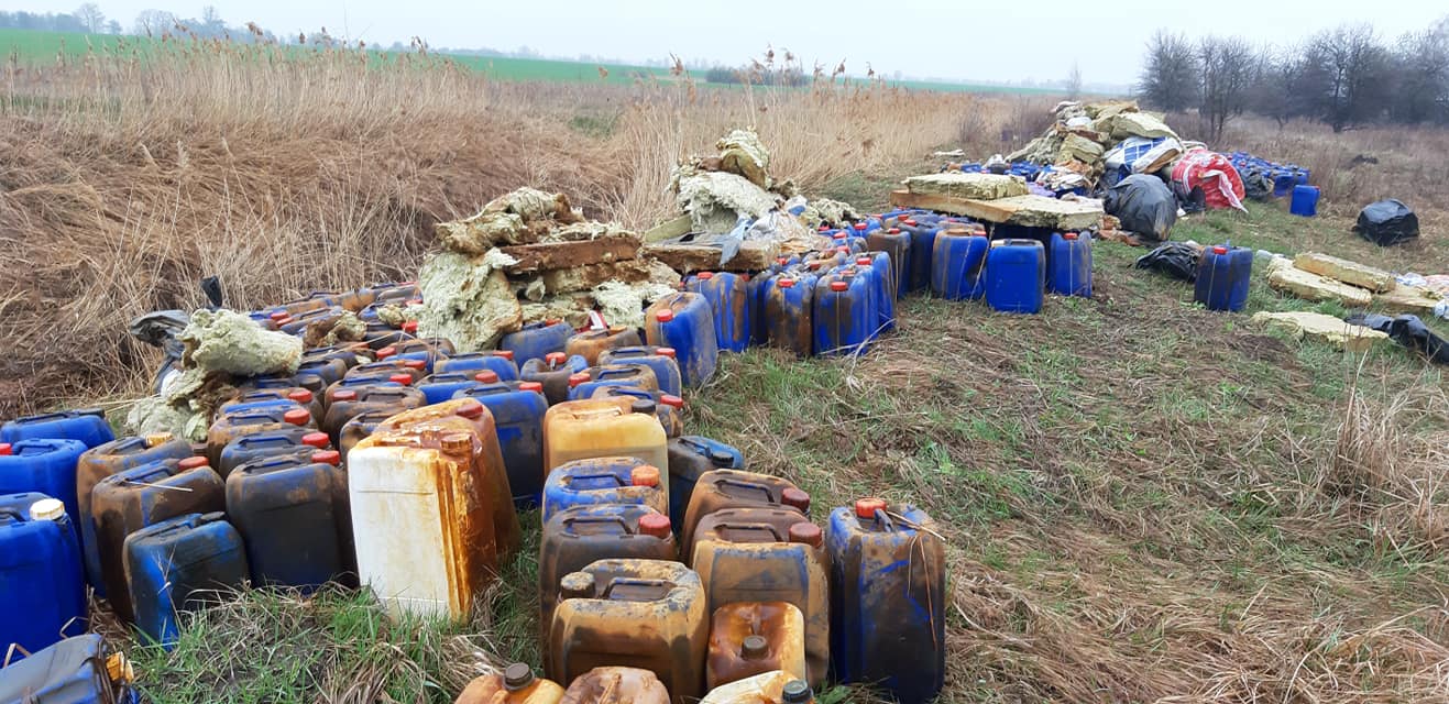 В реке Кизка на Киевщине обнаружили тысячи канистр с отравляющим веществом (фото, видео)
