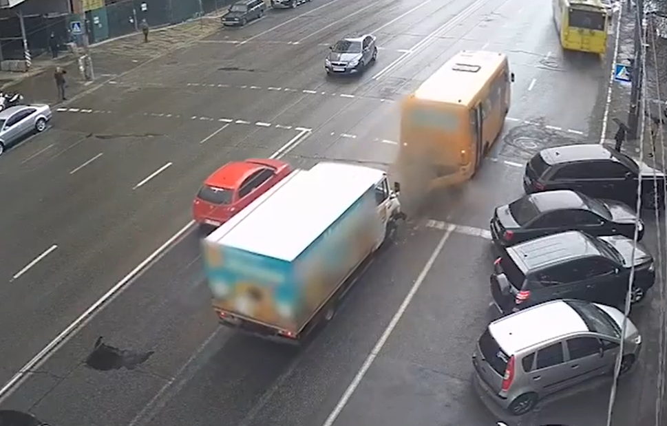 На улице Липковского в Киеве в ДТП пострадал пассажир маршрутки (видео)