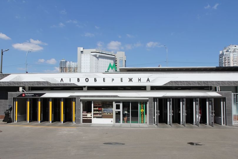 На станции киевского метро “Левобережная” изменили режим работы вестибюлей