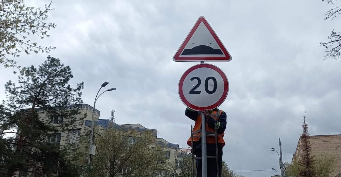 За неделю столичные коммунальщики отремонтировали и заменили более 160 дорожных знаков (фото)