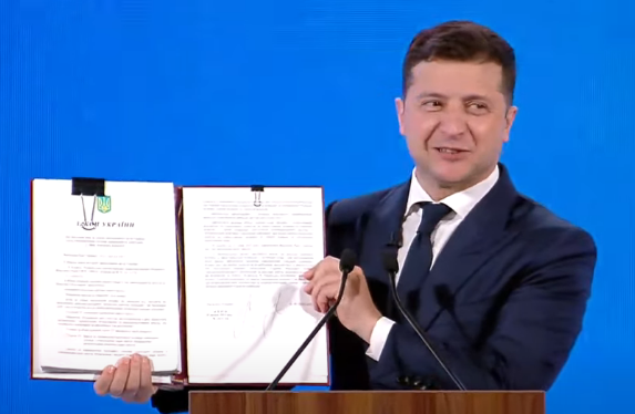 Президент Зеленский подписал скандальный земельный закон