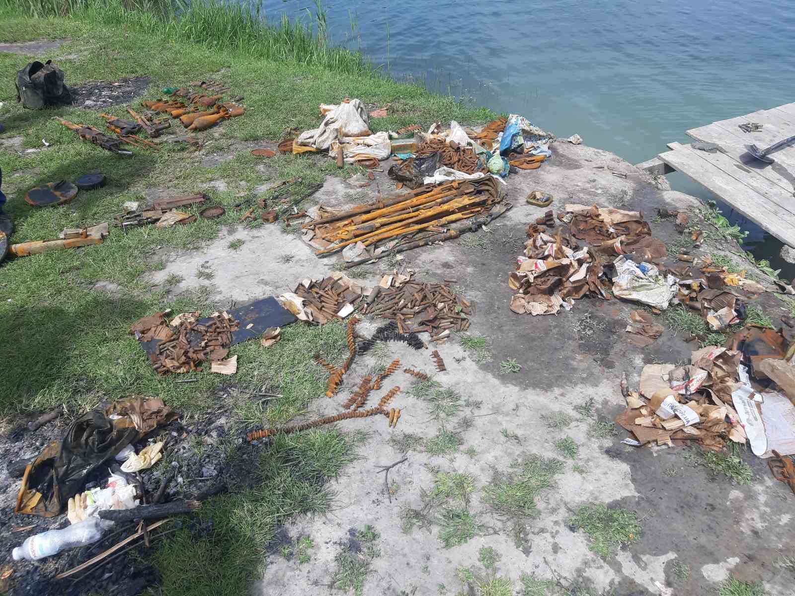 В одном из озер Киево-Святошинского района Киевщины обнаружили оружие и боеприпасы времен Второй мировой войны