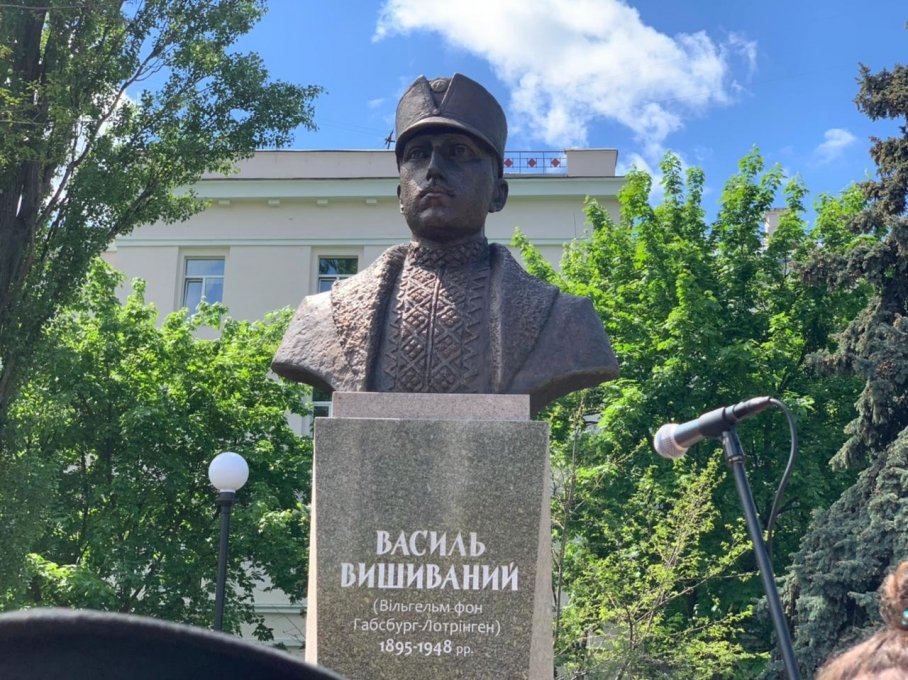 В сквере на улице Ильенко в Киеве открыли памятник Василию Вышиваному (фото)
