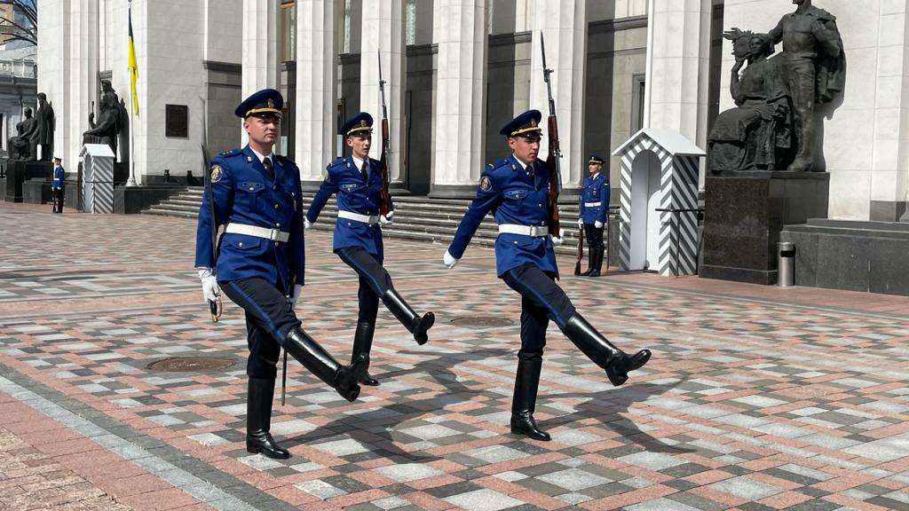 Почетный караул Нацгвардии снова несет службу возле здания Верховной Рады в Киеве (фото)