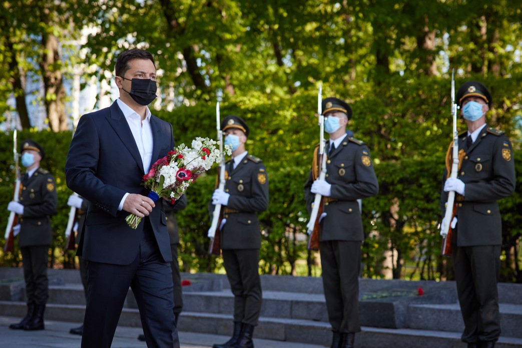 Владимир Зеленский возложил цветы к Вечному огню в память погибших во Второй мировой войне (фото, видео)