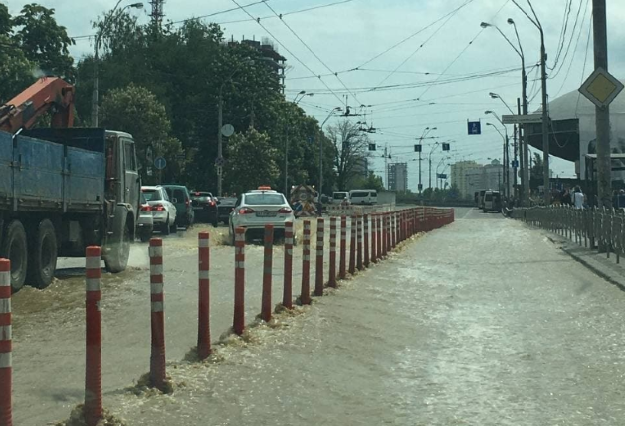 Из-за прорыва водопровода возле киевского ТРЦ Ocean Plaza перекрыто движение транспорта (видео)