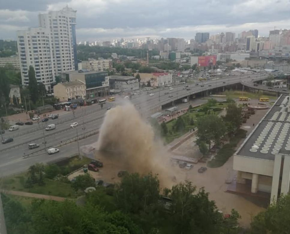 Около библиотеки Вернадского в Киеве произошла авария на теплосети, вода из-под земли била фонтаном (фото, видео)