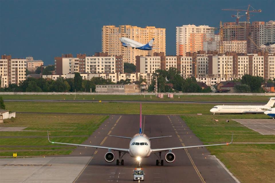 Аэропорт “Киев” планируют закрыть на 8 месяцев для строительства новой взлетно-посадочной полосы