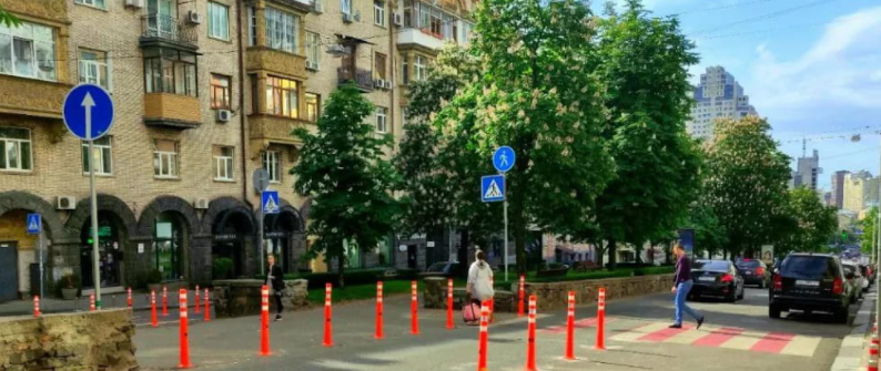 На одной из улиц в центре Киева установили делиниаторы